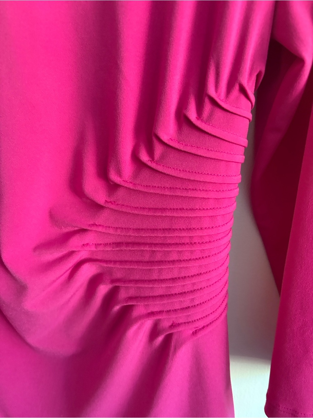 Dana Bachman Women’s Hot Pink Long-Sleeve Ruched Side Top
Size Large - Picture 3 of 7